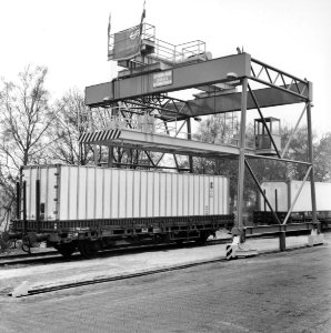 HUA-171643-Afbeelding van de ingebruikstelling van de containerkraan op het Containersteunpunt Noord Nederland te Veendam