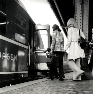 HUA-168160-Afbeelding van treinreizigers bij een slaaprijtuig van Wagons-Lits (onderdeel van de Showtrein '72 van de N.S.) te 's-Hertogenbosch. N.B. De Showtrein '72 was een initiatief van een aantal treintourop