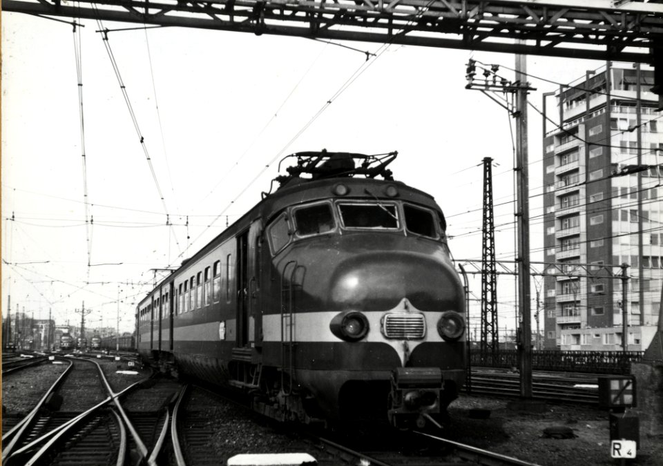 HUA-168258-Afbeelding van een electrisch treinstel mat. 1954 (Benelux) van de N.S.-N.M.B.S. bij aankomst op het N.S.-station Amsterdam C.S. te Amsterdam
