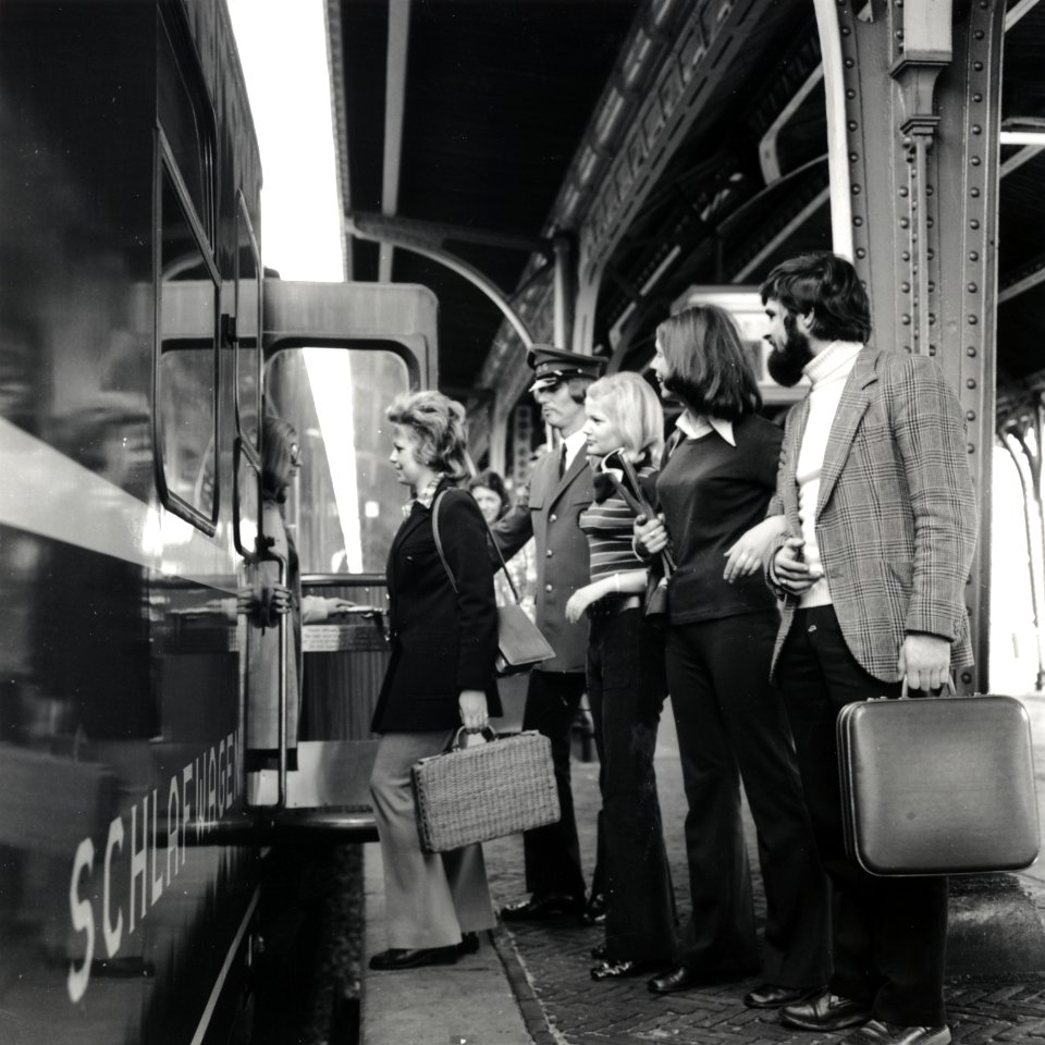HUA-168163-Afbeelding van treinreizigers bij een slaapwagen van Wagons-Lits in de Showtrein '72 te 's-Hertogenbosch. N.B. De Showtrein '72 was een initiatief van een aantal treintouroperators, zoals Bergland Exp