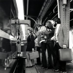 HUA-168163-Afbeelding van treinreizigers bij een slaapwagen van Wagons-Lits in de Showtrein '72 te 's-Hertogenbosch. N.B. De Showtrein '72 was een initiatief van een aantal treintouroperators, zoals Bergland Exp