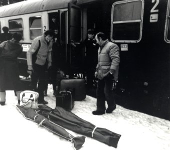 HUA-168183-Afbeelding van wintersporters tijdens het uitstappen uit de Bergland Expres Den Haag Innsbruck 