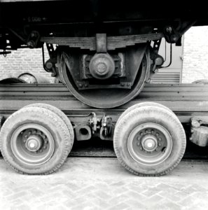 HUA-168107-Afbeelding van het vervoer van een goederenwagen van de N.S. op een oplegger van een vrachtauto ("wagon trailer" of "rolwagenvervoer") te Eindhoven