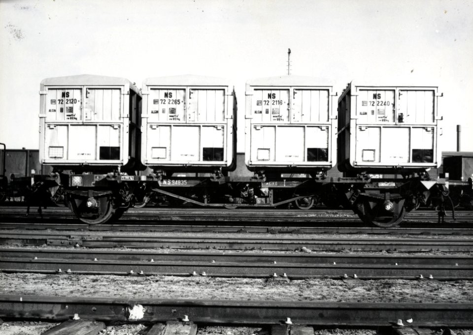HUA-170000-Afbeelding van laadkistenwagen NS 94835 (type S-HH) met gesloten autolaadkisten op het rangeerterrein te Amersfoort