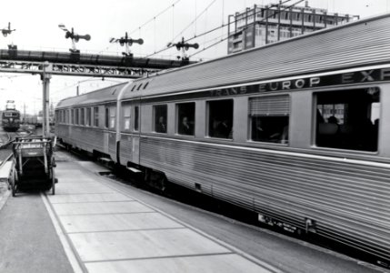 HUA-168214-Afbeelding van de binnenkomst van de TEE Etoile du Nord langs het perron van het NS station Amsterdam CS te Amsterdam