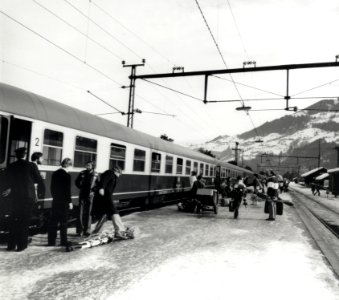 HUA-168184-Afbeelding van wintersporters tijdens het uitstappen uit de Bergland Expres (Den Haag - Innsbruck) op het station Ötztal te Oostenrijk