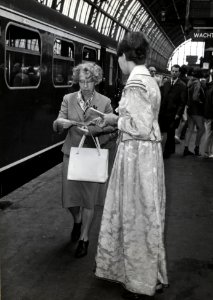 HUA-168293-Afbeelding van een gekostumeerde gastvrouw op het perron van het N.S.-station Amsterdam C.S. te Amsterdam, bij de extra trein van Amsterdam naar Hoorn in verband met de Oudhollandse Markt, tijdens het