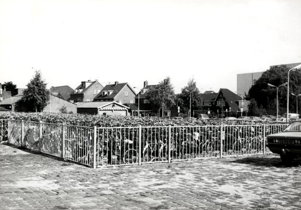 HUA-171220-Gezicht op de rijwielstalling bij het NS station Woerden