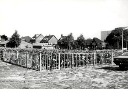 HUA-171220-Gezicht op de rijwielstalling bij het NS station Woerden