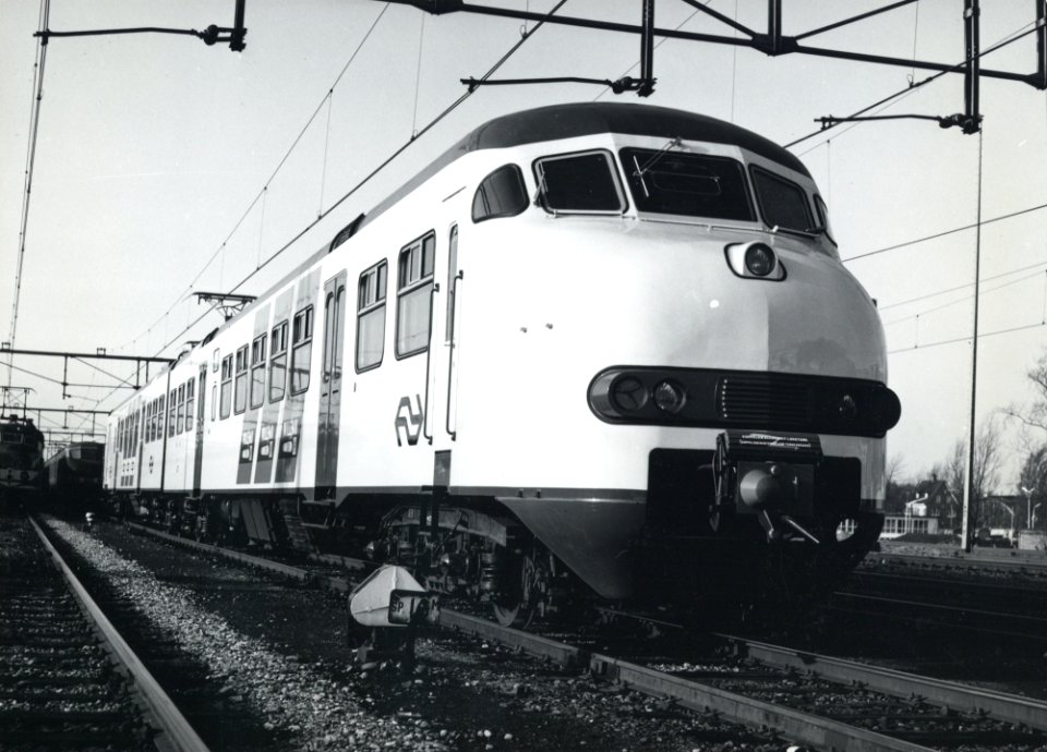 HUA-170699-Afbeelding van het electrische treinstel nr 431 Plan V mat 1964 van de NS tijdens de presentatie van de nieuwe gele huisstijl voor treinstellen te Rot