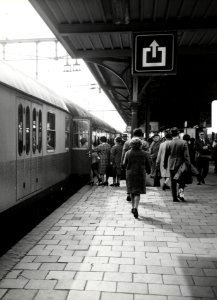 HUA-168272-Gezicht op een perron van het N.S.-station Utrecht C.S. te Utrecht, met een internationale trein naar Duitsland