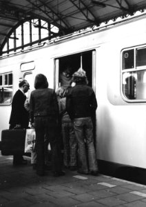 HUA-171402-Afbeelding van instappende treinreizigers op een perron van het N.S.-station Den Haag H.S. te Den Haag