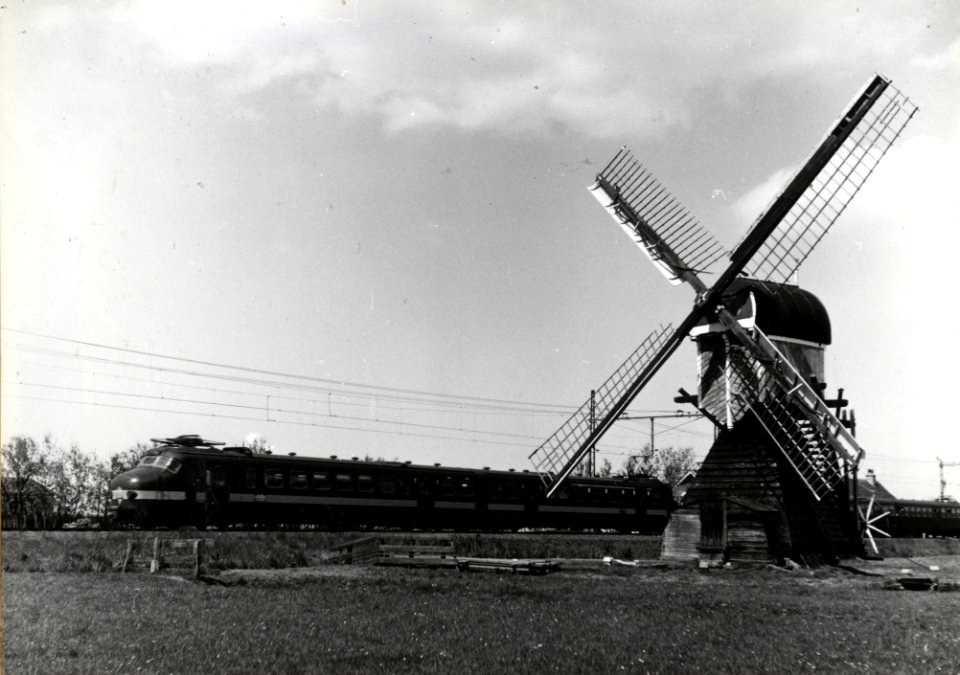 HUA-168257-Afbeelding van een electrisch treinstel mat 1954 Benelux van de NS NMBS bij de molen te Lisse