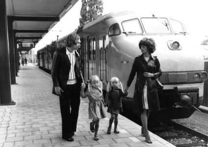 HUA-171393-Afbeelding van een gezin met twee kleine kinderen op het eerste perron (buurtsporen) van het N.S.-station Utrecht C.S. te Utrecht. Op de achtergrond een electrisch treinstel mat. 1964 (plan V) van de N.S
