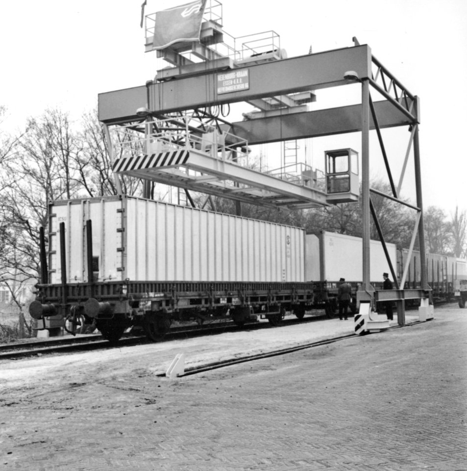 HUA-171645-Afbeelding van de ingebruikstelling van de containerkraan op het Containersteunpunt Noord-Nederland te Veendam