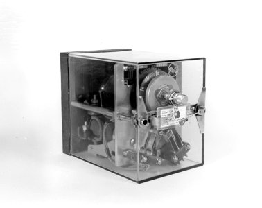 HUA-171469-Afbeelding van een motortijdrelais van de N.S. te Culemborg. N.B. De foto maakt deel uit van een serie foto's met technische installaties van het seinwezen