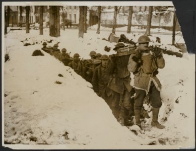 How Tommy is fed. A ration party coming out of a communication trench, having di, Bestanddeelnr 158-2015