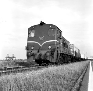 HUA-171639-Afbeelding van de diesel electrische locomotief nr 2285 serie 2200 2300 van de NS met een containertrein in de Westhaven te Amsterdam