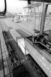 HUA-171617-Gezicht op het overslagterrein voor containers van Europe Container Terminals ECT bij de Eemhaven te Rotterdam