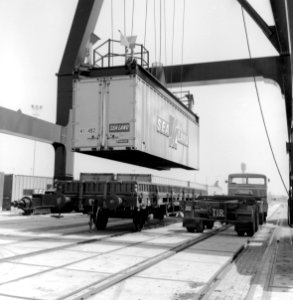 HUA-171601-Afbeelding van de overslag van containers van rederij Sea-Land in de Eemhaven te Rotterdam