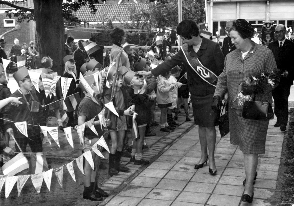 HUA-171848-Afbeelding van enkele genodigden bij de opening van het nieuwe NS station Haren te Haren met vooraan NS ambassadrice Jeanne Vollemans en mevr Van Ketw