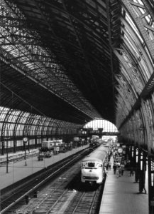 HUA-171286-Gezicht onder de tweede perronkap van het N.S.-station Amsterdam C.S. te Amsterdam