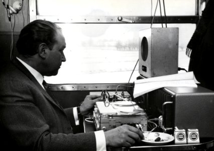 HUA-168284-Afbeelding van het maken van radio-opnames in de "Schipper Expres". N.B. De Schipper Expres was een chartertrein voor klanten van de handelaar in landbouwwerktuigen W. Schipper & Zn N.V. te Goes. De t