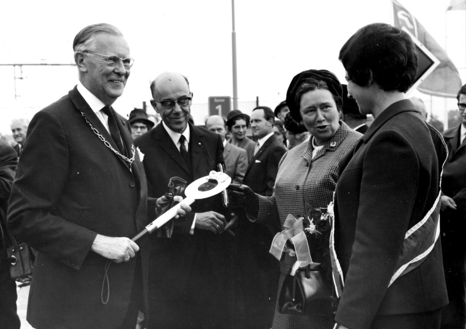 HUA-171846-Afbeelding van de opening van het nieuwe N.S.-station Haren te Haren, met van links naar rechts burgemeester mr. F.W. van Ketwich Verschuur, ir. L.J. Biezeveld (chef van het exploitatiedistrict Noord-