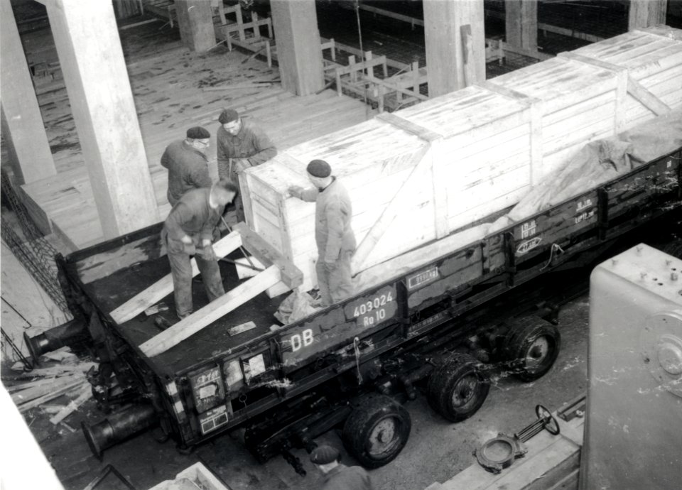 HUA-168053-Afbeelding van een op een aanhangwagen van een vrachtauto geplaatste rongenwagen van de Deutsche Bundesbahn met lading Strassenroller te Wormerveer