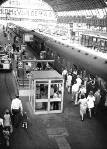HUA-171290-Gezicht op het eerste perron van het N.S.-station Amsterdam C.S. te Amsterdam