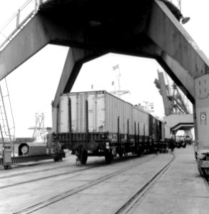 HUA-171574-Afbeelding van de overslag van containers van United States Lines in de Prinses Margriethaven te Rotterdam