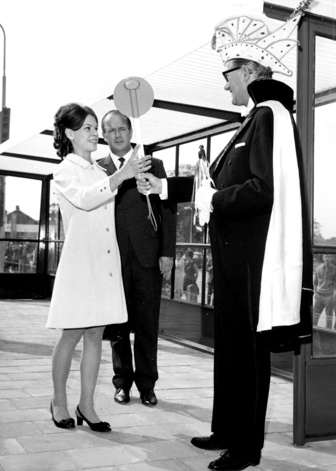 HUA-171855-Afbeelding van de opening van het nieuwe NS station Tilburg West te Tilburg met plaatsvervangen NS ambassadrice Irene Lutter die een vertrekstaf overh