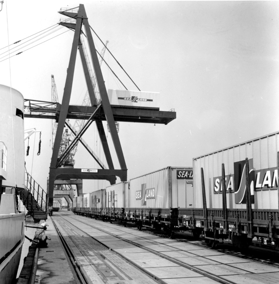 HUA-171678-Afbeelding van een containertrein in de Eemhaven te Rotterdam