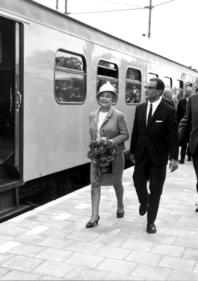 HUA-171852-Afbeelding van de opening van het nieuwe N.S.-station Tilburg West te Tilburg, met op het perron mevr. Becht (echtgenote van de burgemeester) en president-directeur mr. M.G. de Bruin van de N.S