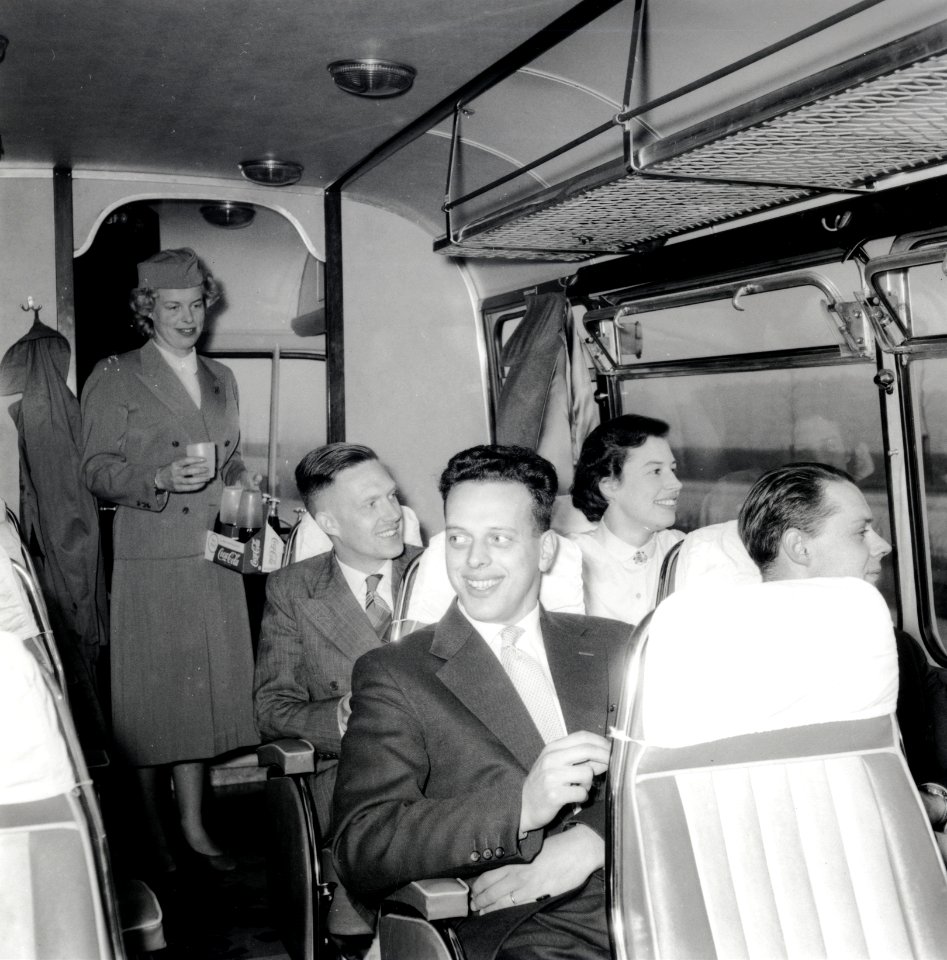 HUA-168047-Afbeelding van een stewardess en een aantal reizigers in een Europabus te Utrecht