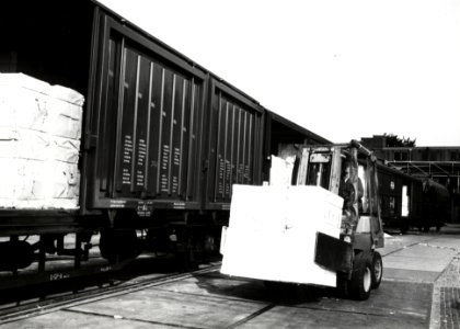 HUA-171229-Afbeelding van het beladen van goederenwagens (schuifwandwagen) type Hbiss en Hbis-w van de N.S. met behulp van een heftruck met papier te Eerbeek