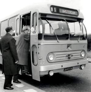HUA-168084-Afbeelding van de Leyland-Werkspoor autobus nr. 5003 (serie 4988-5030, "Bolramers") van de N.Z.H. voor de N.S.-busdienst Den Haag - Amsterdam van de N.S. te Den Haag, met enkele instappende reizigers