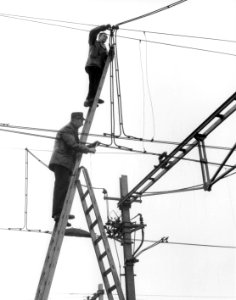 HUA-171699-Afbeelding van electriciens van het seinwezen van de N.S. tijdens werkzaamheden aan de bovenleiding te Maarssen