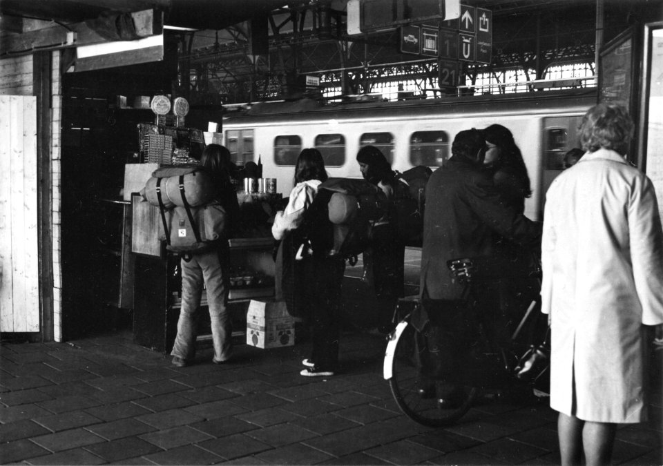 HUA-171356-Afbeelding van treinreizigers (backpackers) op een van de perrons van het N.S.-station Utrecht C.S. te Utrecht