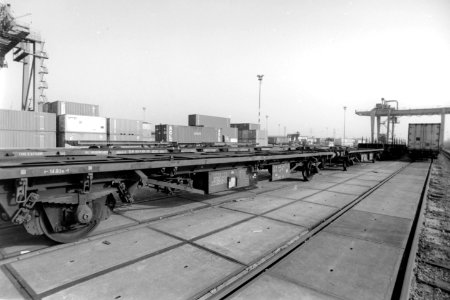 HUA-171616-Gezicht op het overslagterrein voor containers van Europe Container Terminals (E.C.T.) bij de Eemhaven te Rotterdam
