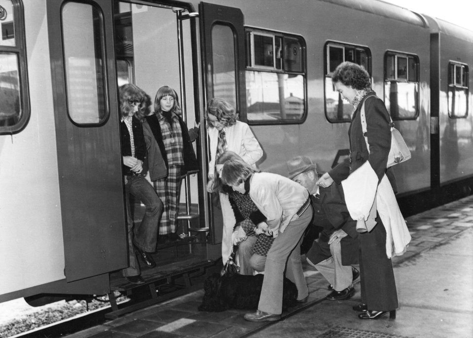 HUA-171351-Afbeelding van instappende treinreizigers (modellen) op een perron van het N.S.-station Utrecht C.S. te Utrecht