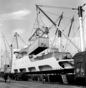 HUA-171581-Afbeelding van de overslag van containers van United States Lines in de Prinses Margriethaven te Rotterdam