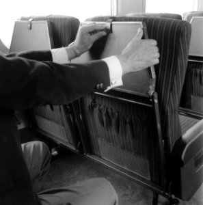 HUA-171793-Interieur van het electrische treinstel nr. 1970 (mat. 1954, plan P) van de N.S.- klaptafeltje in de rugleuning van een "Laser-stoel"