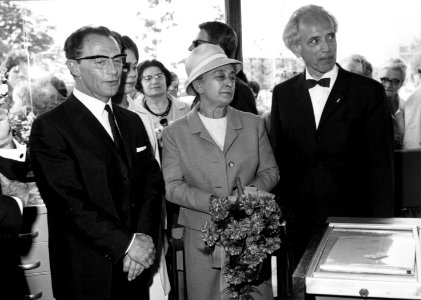 HUA-171857-Afbeelding van de opening van het nieuwe N.S.-station Tilburg West te Tilburg, met van links naar rechts president-directeur mr. M.G. de Bruin van de N.S., mevr. Becht en commissaris van de koningin d