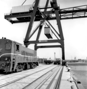 HUA-171600-Afbeelding van de overslag van containers van rederij Sea-Land in de Eemhaven te Rotterdam, met links de diesel-electrische locomotief nr. 2272 (serie 2200-2300) van de N.S