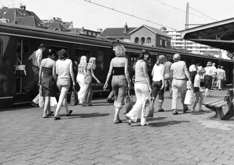 HUA-171382-Afbeelding van treinreizigers tijdens de zomerdrukte op het perron van het N.S.-station Zandvoort aan Zee te Zandvoort