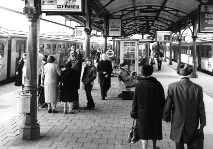HUA-171365-Afbeelding van treinreizigers op het vierde perron van het N.S.-station Utrecht C.S. te Utrecht