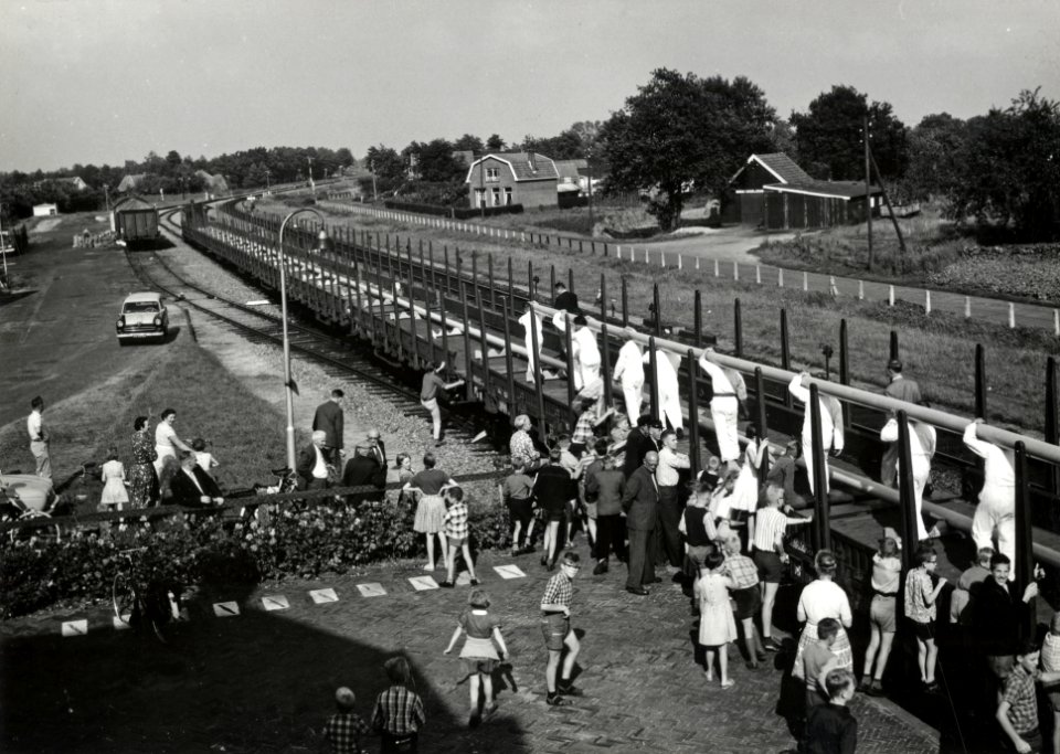 HUA-171250-Afbeelding van het beladen van goederenwagens rongenwagens met drie 110 meter lange plastic buizen van de firma Wavin te Hardenberg voor transport naa