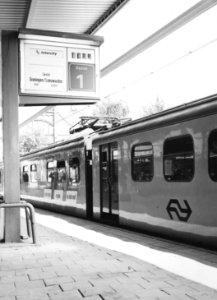 HUA-171276-Afbeelding van de intercity naar Groningen-Leeuwarden (mat. 1954) langs het eerste perron van het N.S.-station Amersfoort te Amersfoort, met links de centrale treinaanwijzer (CTA)