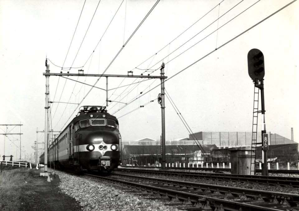 HUA-168250-Afbeelding van een trein bestaande uit electrische treinstellen mat. 1954 (Benelux) van de N.S.-N.M.B.S. nabij Delft